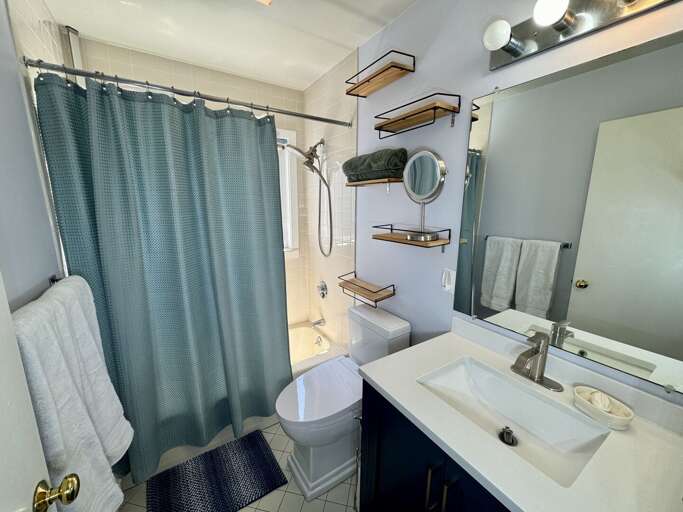 Secondary Bathroom (2nd Floor)