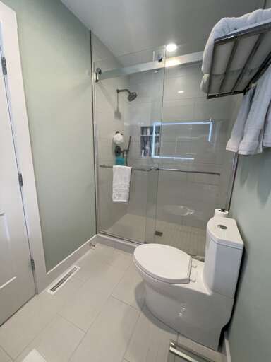 Primary Bathroom (upstairs) Primary Bathroom (upstairs)