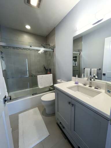 Secondary Bathroom (upstairs) Secondary Bathroom (upstairs)