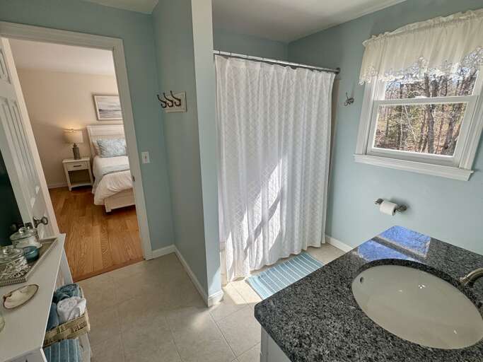 Secondary Bathroom (2nd Floor) Secondary Bathroom (2nd Floor)