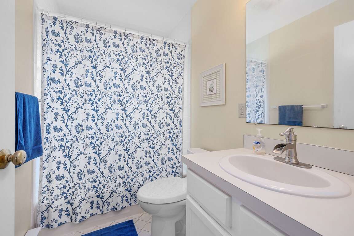 Secondary Bathroom (2nd Floor) Secondary Bathroom (2nd Floor)
