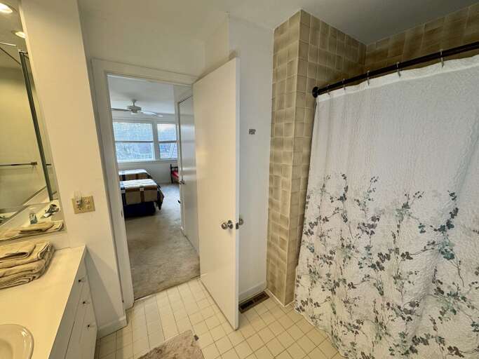 Secondary Bathroom (2nd Floor)