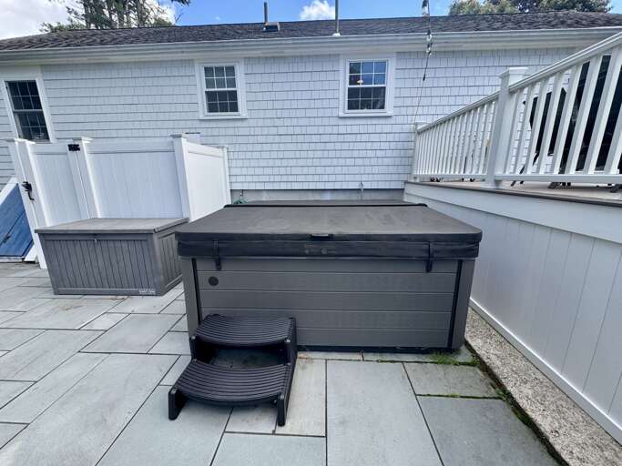 Exterior - Hot tub