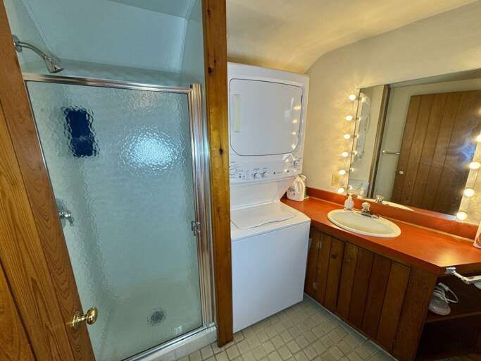 Secondary Bathroom (1st Floor)