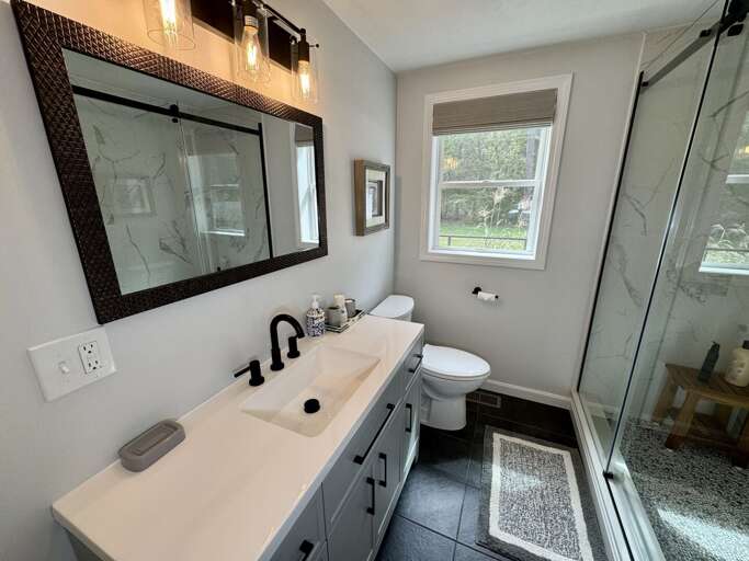 Primary Bathroom (1st Floor)
