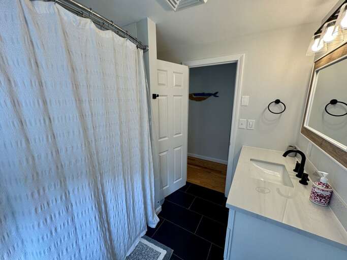 Secondary Bathroom (2nd Floor)