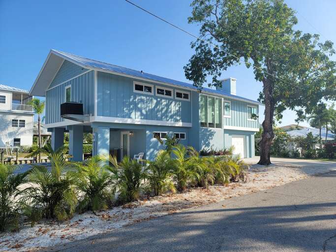 Bees Beach Haus 2 Bedroom Vacation Rental in Longboat Key, FL