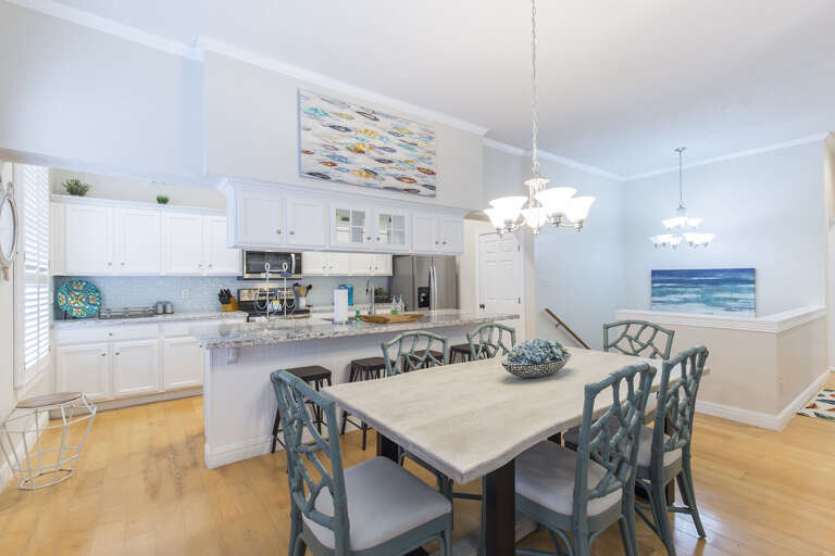 Spacious dining area great for family gatherings! Spacious dining area great for family gatherings!