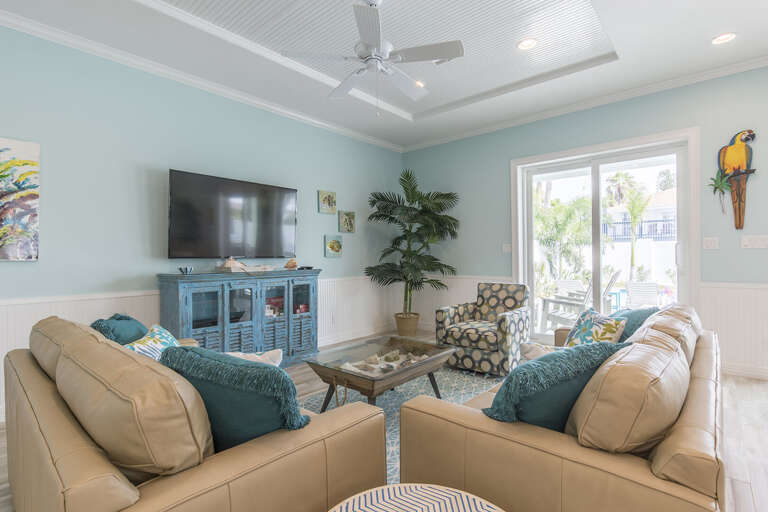 Warm and inviting living room perfect for family gatherings!