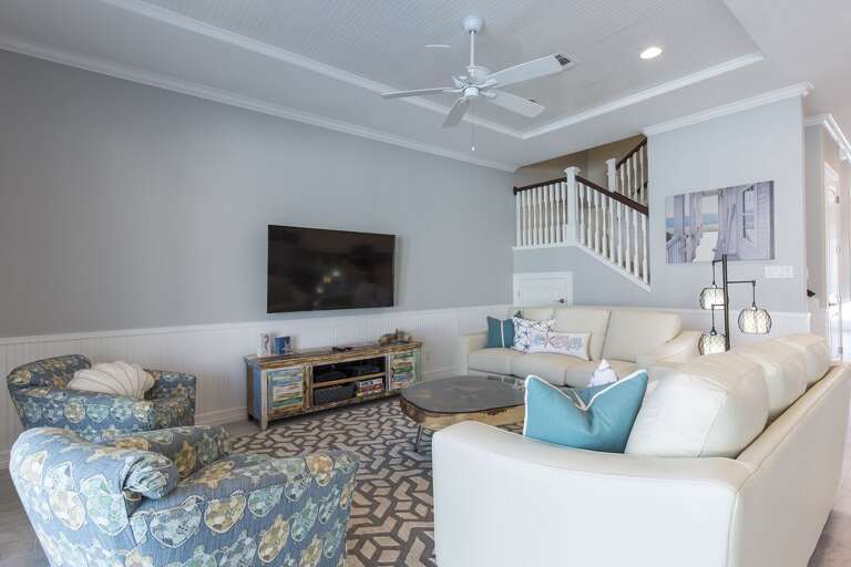 Amazing living great for family gatherings!