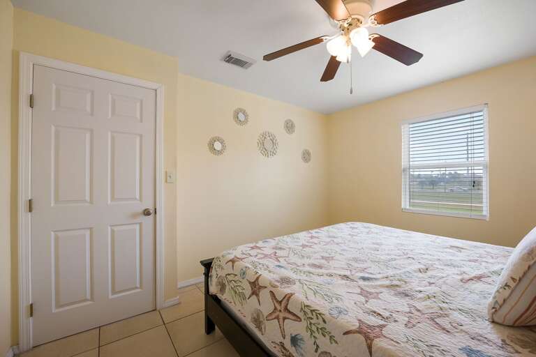 Guest Bedroom with Queen Bed (2nd Floor)