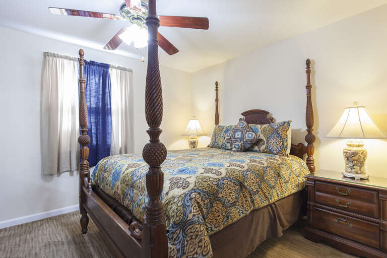 Guest bedroom with queen bed Guest bedroom with queen bed