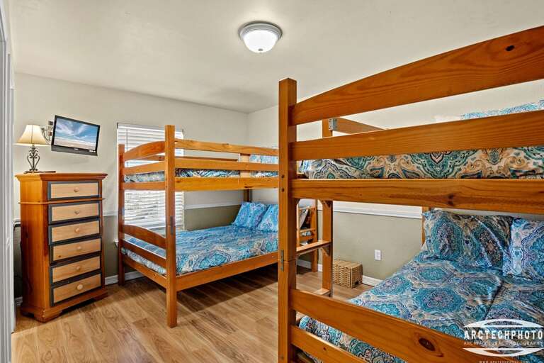 Bedroom #4 has two sets of bunk beds, with full over full sized beds. Can sleep 8 guests! (Located on the ground floor). Bedroom #4 has two sets of bunk beds, with full over full sized beds. Can sleep 8 guests! (Located on the ground floor).