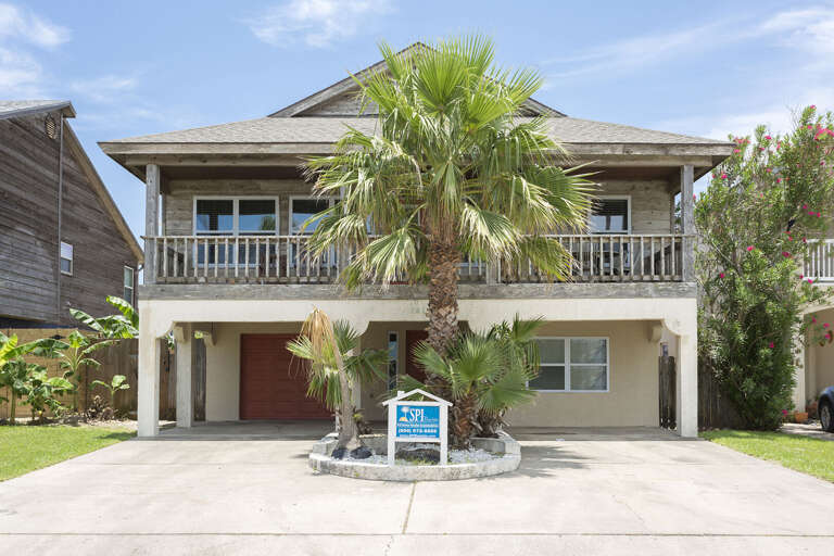 Exterior of the front of the home and driveway (accommodates 4 vehicles) Exterior of the front of the home and driveway (accommodates 4 vehicles)