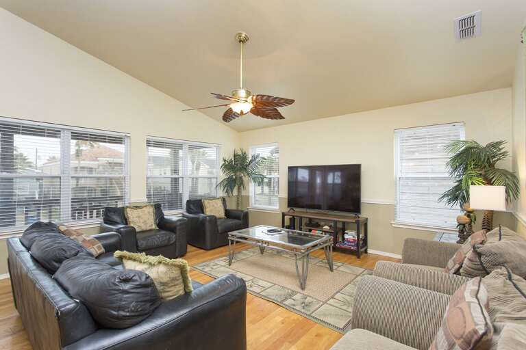 Large open concept living room, with flat screen TV and access to the North facing balcony. Large open concept living room, with flat screen TV and access to the North facing balcony.