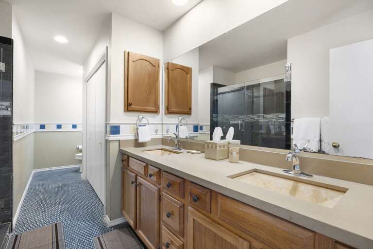 Master Bathroom with double vanity and large mirror! Master Bathroom with double vanity and large mirror!