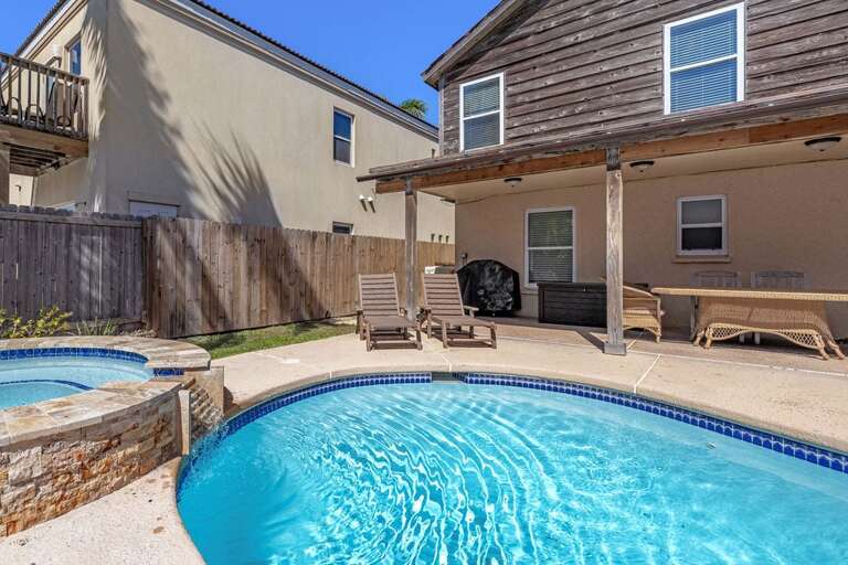 Private pool with hot tub! Private pool with hot tub!