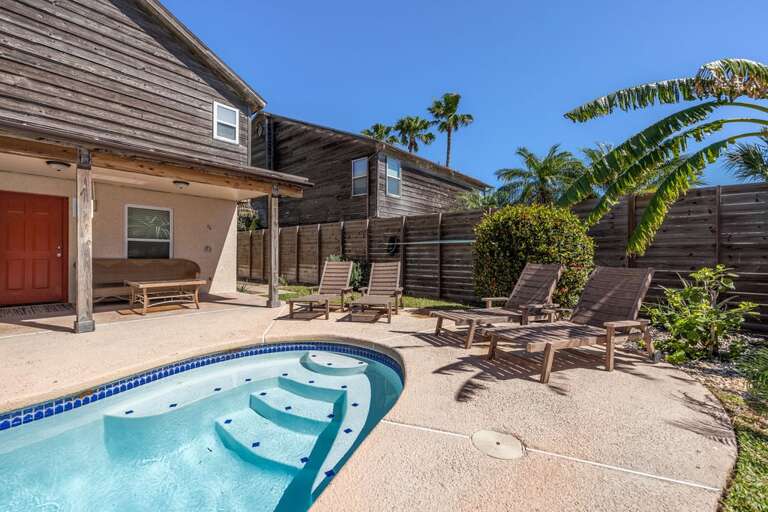Relax in the backyard with your Private pool with Hot Tub! Relax in the backyard with your Private pool with Hot Tub!