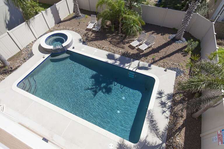 Private pool & hot tub.