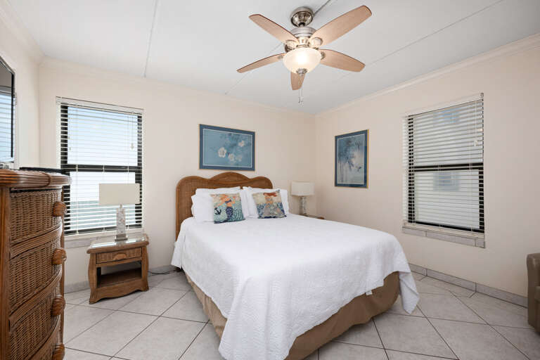 Guest bedroom with queen bed