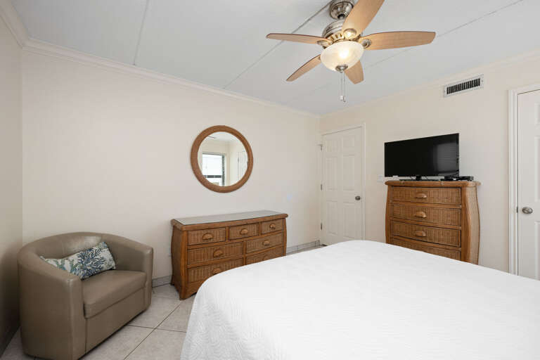 Guest bedroom with queen bed