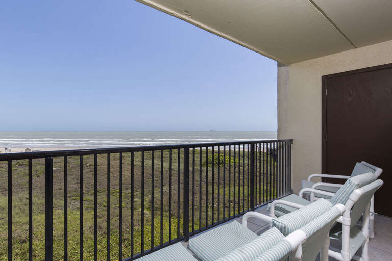 Guests can enjoy breathtaking ocean views of the gulf of mexico from this 4th floor balcony!