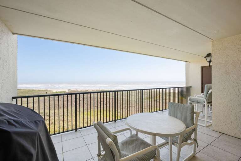 Guests can enjoy breathtaking ocean views of the gulf of mexico from this 4th floor balcony!