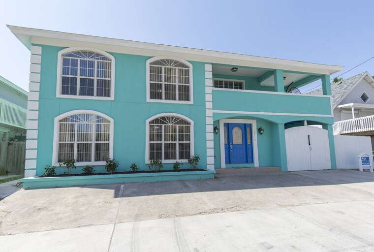 Front parking can accommodate up to 6 vehicles.