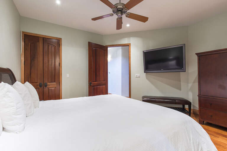 Guest room with King bed and flat screen tv!