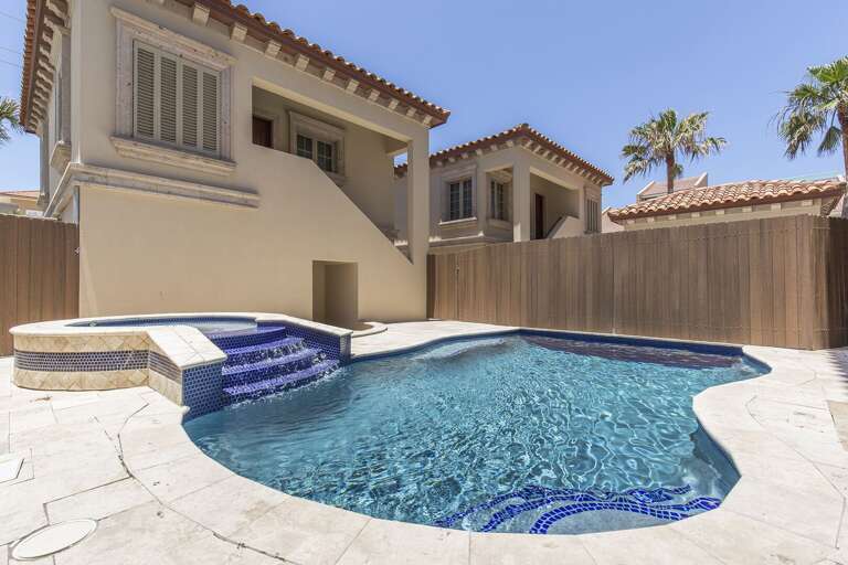 Private pool and hot tub!