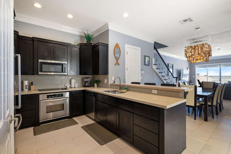 Fully stocked kitchen with pots, pans and glassware perfect to prepare your home cooked meals!