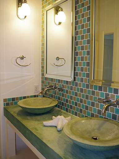 2nd-floor guest bathroom