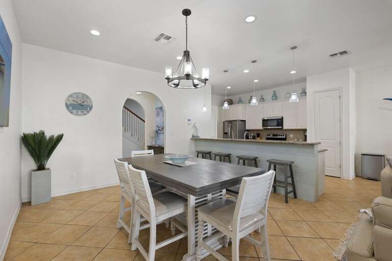 Open concept kitchen and dinning area.