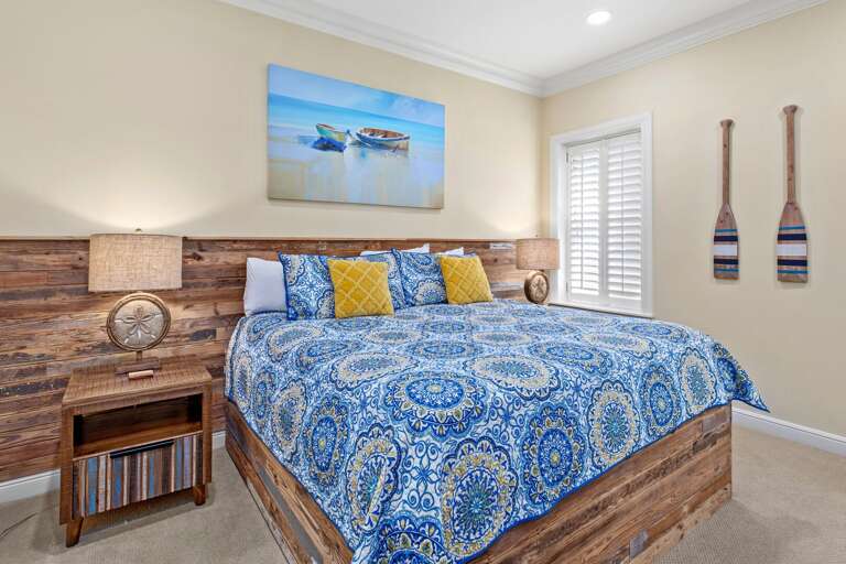 Guest bedroom with King bed & shared (Jack & Jill) bathroom