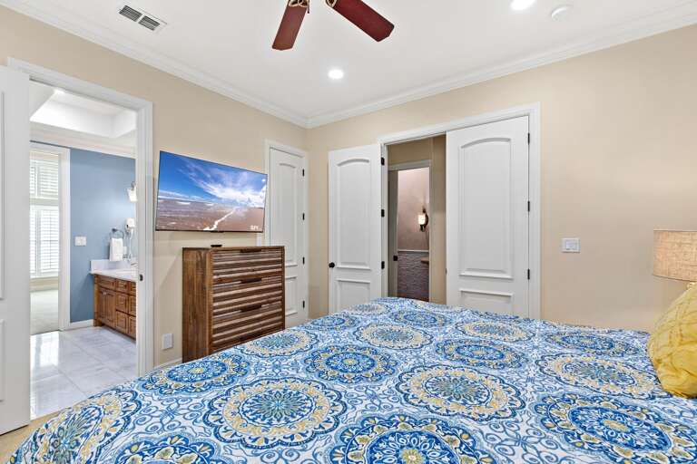 Guest bedroom with King bed & shared (Jack & Jill) bathroom.