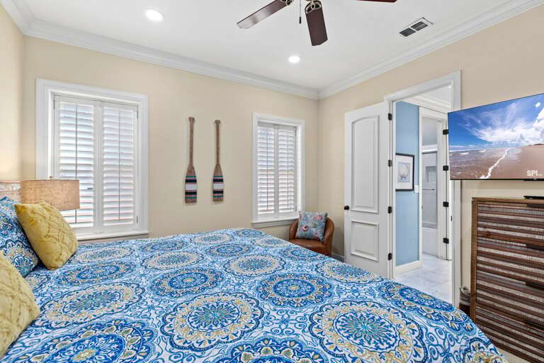 Guest bedroom with King bed & shared (Jack & Jill) bathroom.