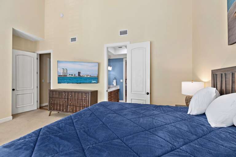 Guest bedroom with King bed & shared (Jack & Jill) bathroom.