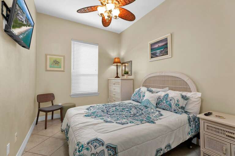 Guest room with queen bed and flax screen. Guest room with queen bed and flax screen.