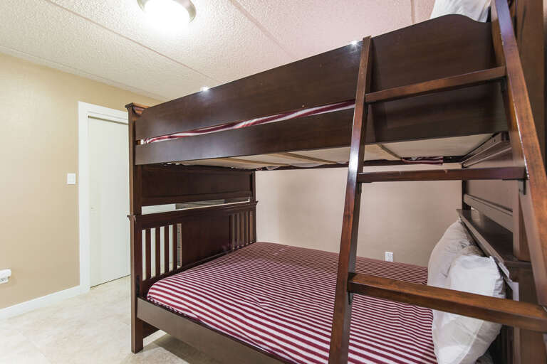 Guest bedrooms with full size bunk beds Guest bedrooms with full size bunk beds