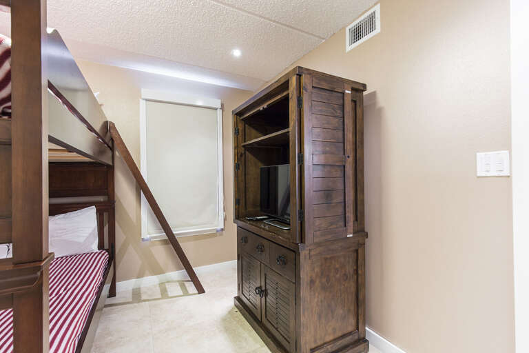 Guest bedrooms with full size bunk beds Guest bedrooms with full size bunk beds