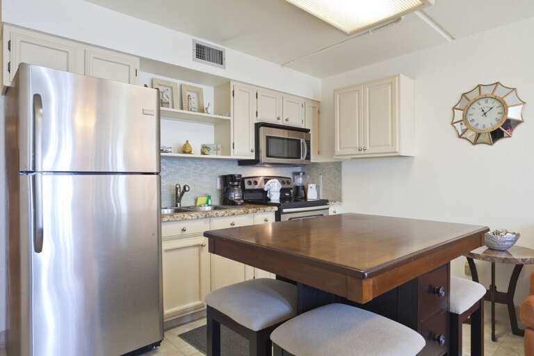 Fully equipped kitchen.