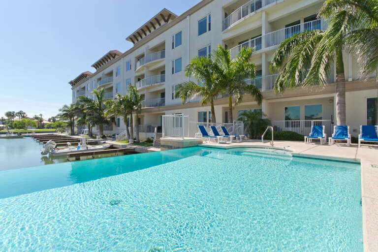 Infinity pool with hot tub,