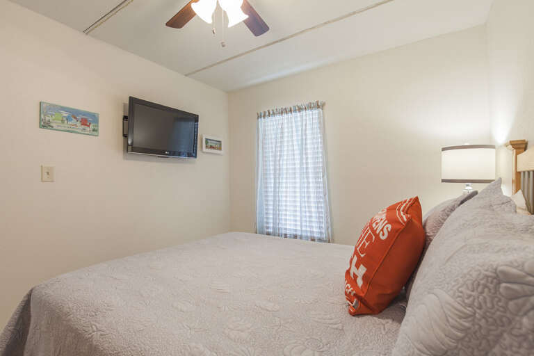 Guest bedroom with queen bed.