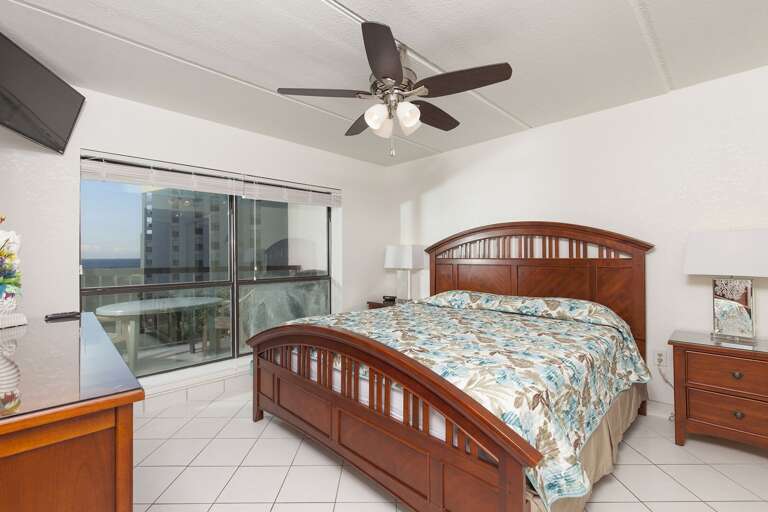 Master King bedroom with Blue Water Views