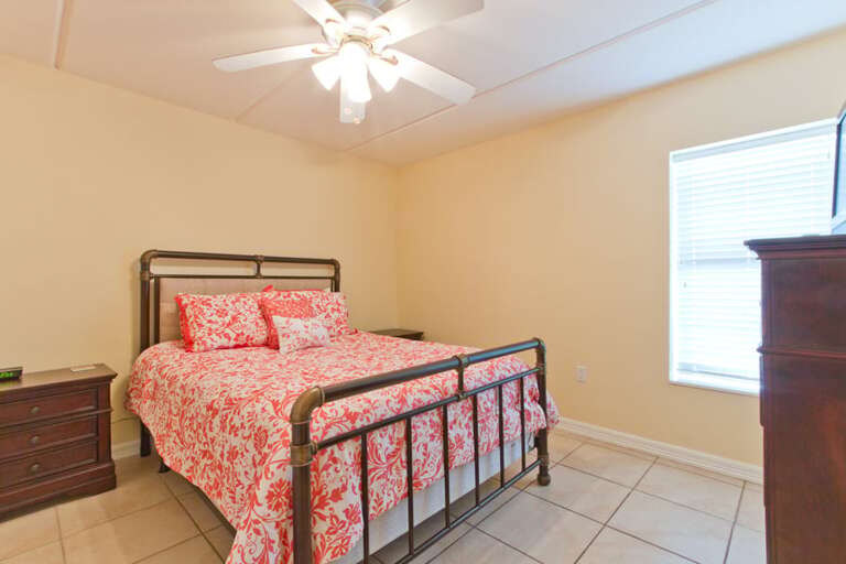 Guest Bedroom with Queen bed.