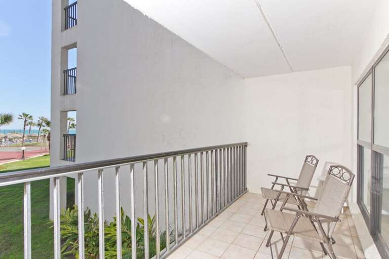 Large balcony with great views of the ocean!