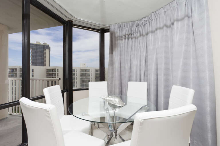 Dining area with seating for 6 people and views of the beach.