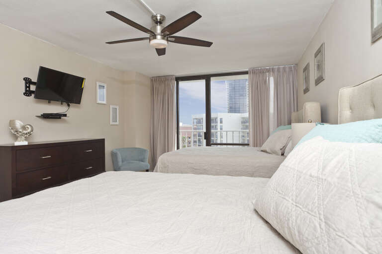 Guest bedroom with 2 queen beds with a view to the beach!