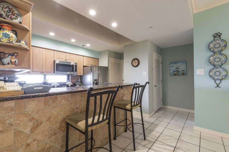 Cozy kitchen full equipped with cooking utensils!