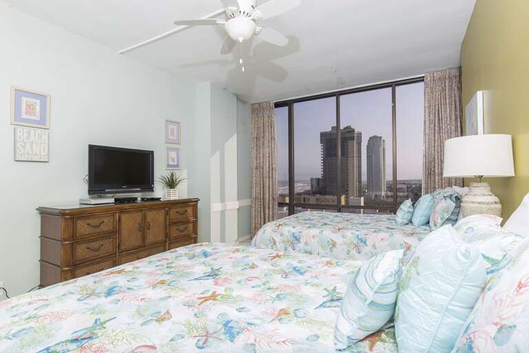 Guest bedroom with 2 queen beds and a flat screen TV!